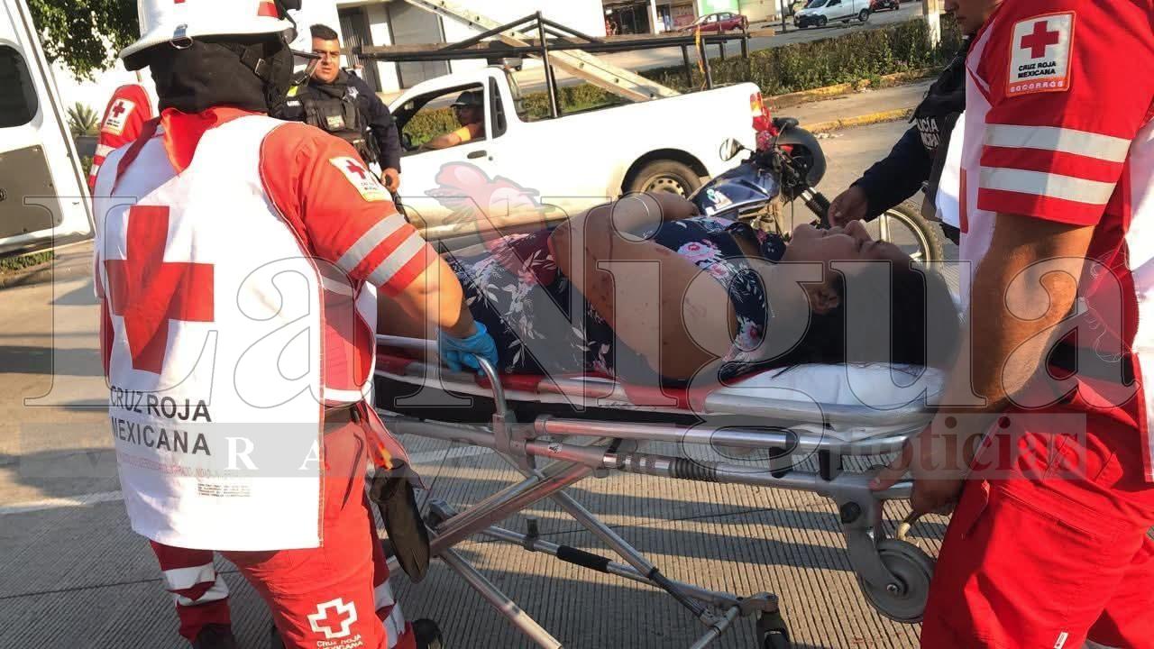 Motociclista se impacta contra automóvil bajo el distribuidor vial*