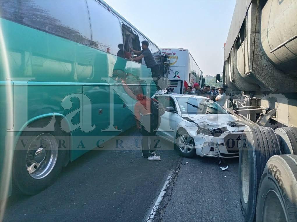 Carambolazo en la autopista Nueva Teapa- Cosoleacaque deja varios h3ridos