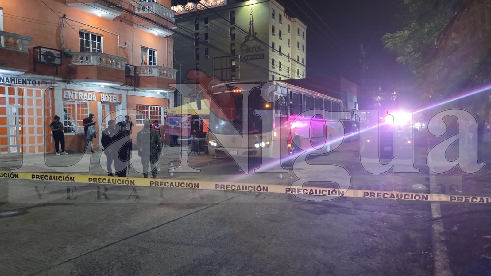 Cruenta balacera frente a la Central de Autobuses de Poza Rica deja dos heridos graves