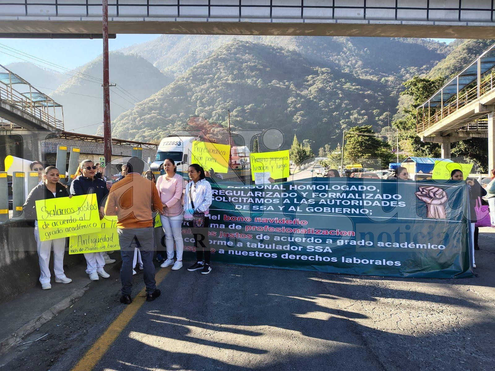 Trabajadores de Salud se manifiestan y bloquean por falta de pago de bono navideño
