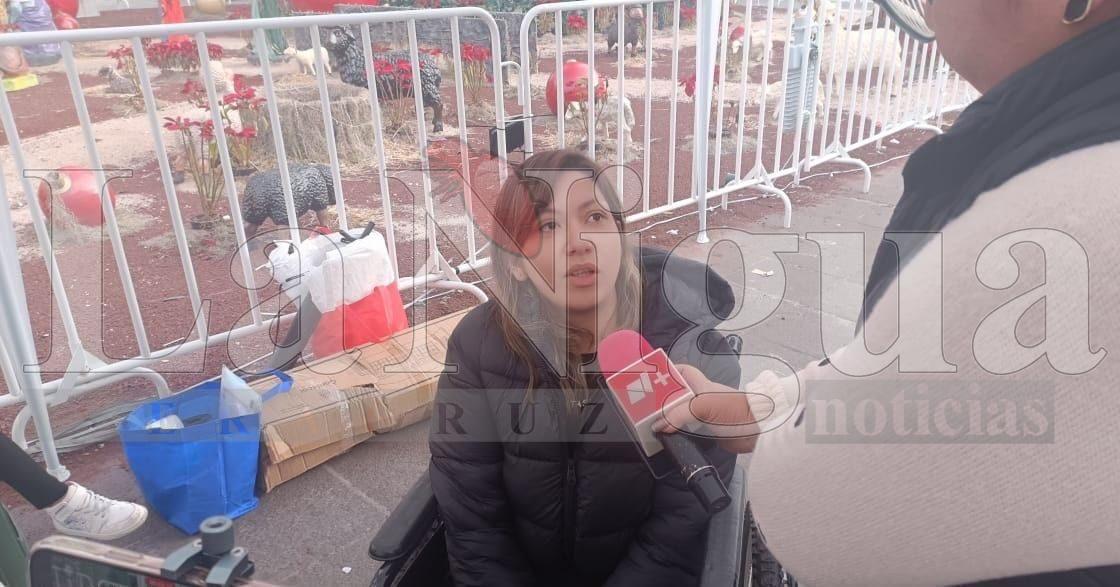 Maestra en silla de ruedas se manifiesta en Plaza Lerdo; pide cambio de adscripción para continuar su rehabilitación