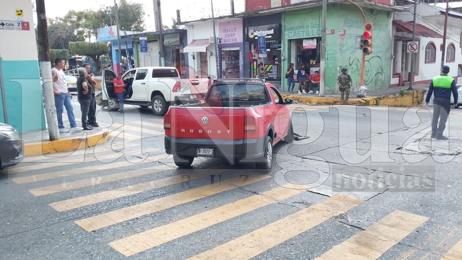 Choque entre dos camionetas deja sólo daños materiales en el centro de Córdoba
