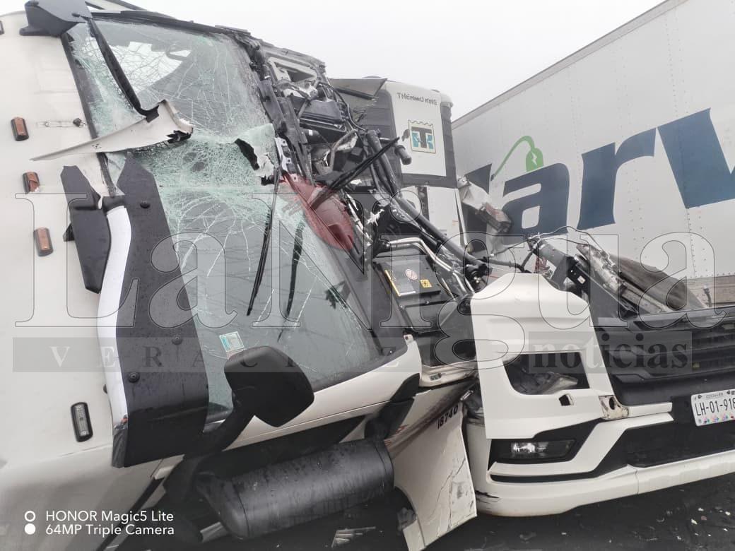 Choque múltiple de tráileres colapsa la autopista 150D a la altura de Esperanza, Puebla