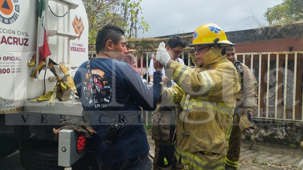 Incendio presuntamente provocado moviliza a cuerpos de emergencia en Fortín Viejo; bombero resulta lesionado