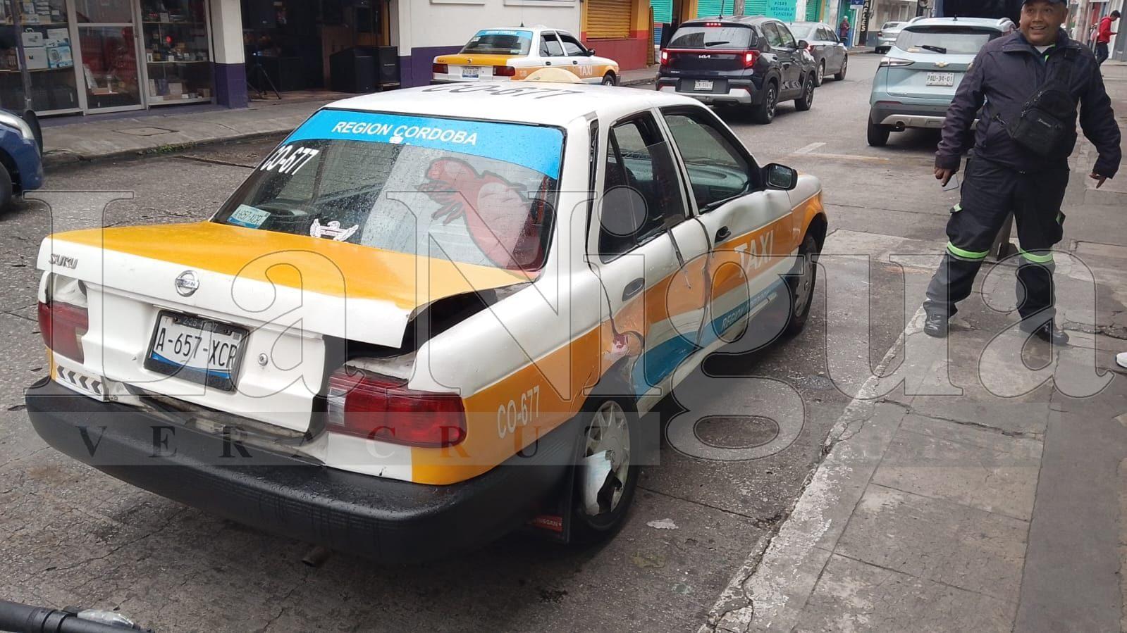 Choque entre dos taxis deja solo daños materiales en el centro de Córdoba
