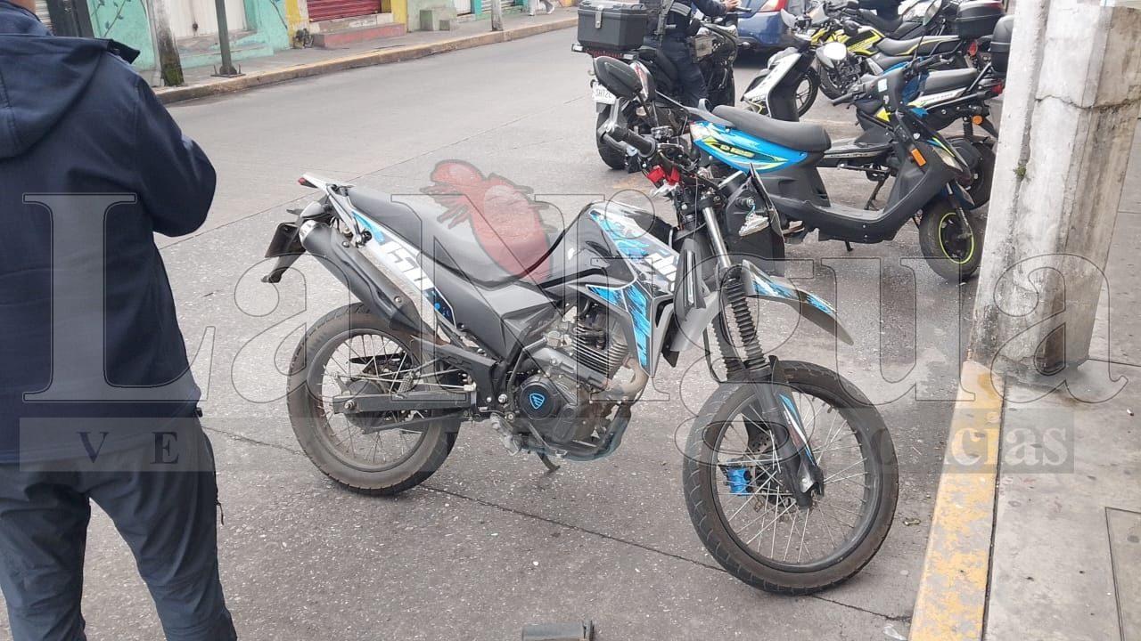 Motociclista resulta lesionado tras accidente con autobús en el centro de Córdoba.