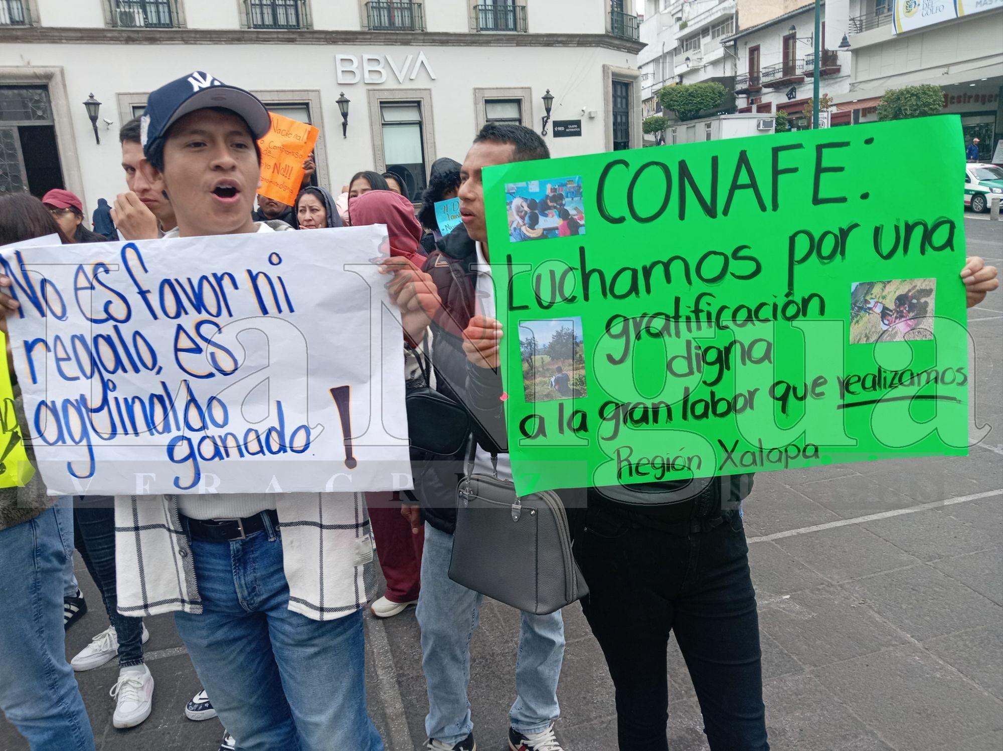 Educadores comunitarios del CONAFE se manifiestan en Plaza Lerdo por salarios justos