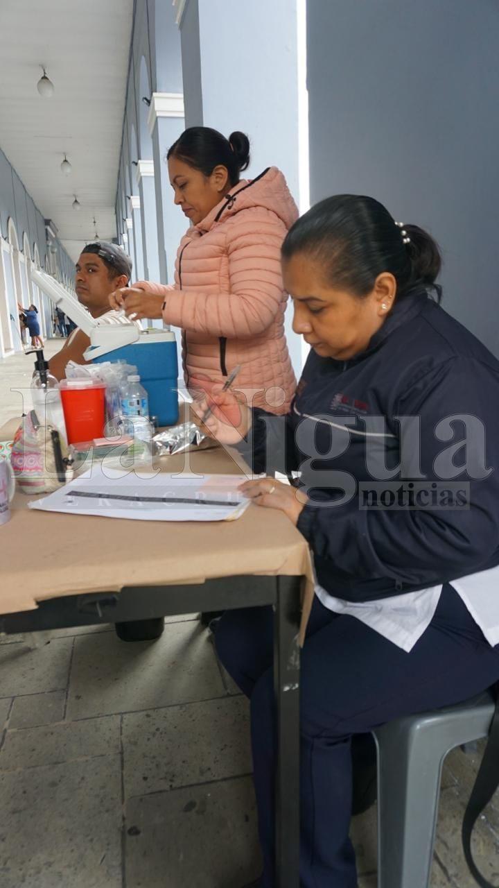 Responden ciudadanos a los módulos de vacunación.