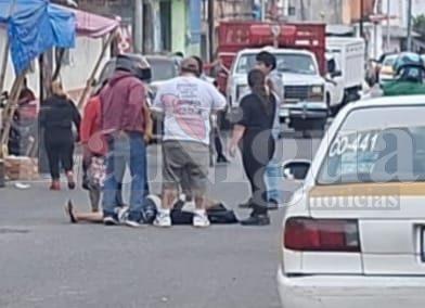 Mujer resulta lesionada tras ser atropellada por motociclista repartidor