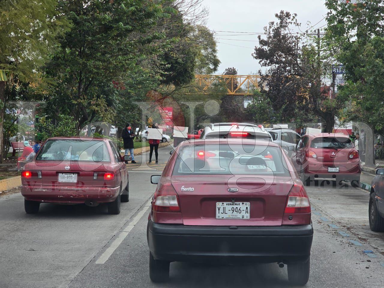 Trabajadores de LEIH bloquean avenida Ruiz Cortines en Xalapa por falta de pago