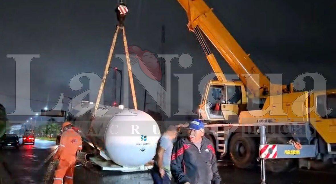 Se desprende a tractocamión ‘salchicha’ que transporta amoniaco en Cosoleacaque