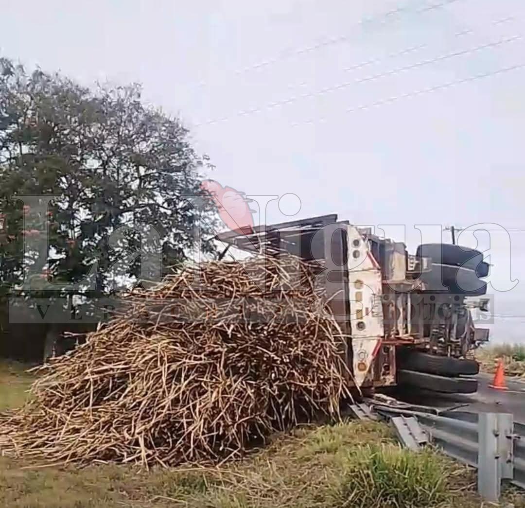 VOLCADURA DE SEGUNDO REMOLQUE DE TORTON CARGADO CON CAÑA DE AZÚCAR EN AMATLÁN