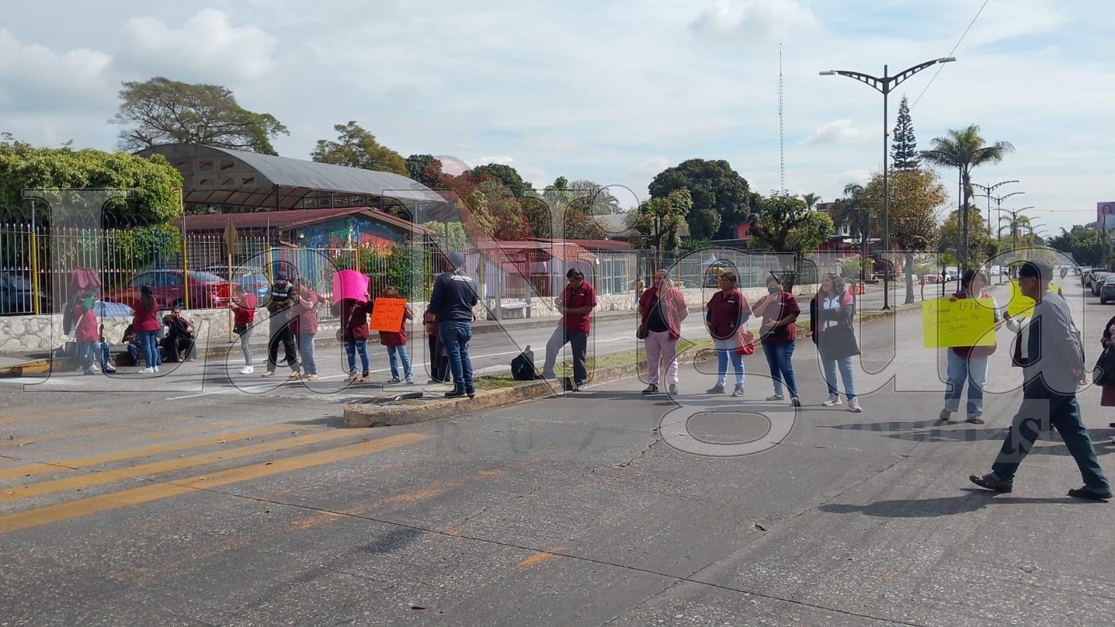 Trabajadores de mantenimiento de la Jurisdicción Sanitaria protestan por adeudos salariales en Córdoba