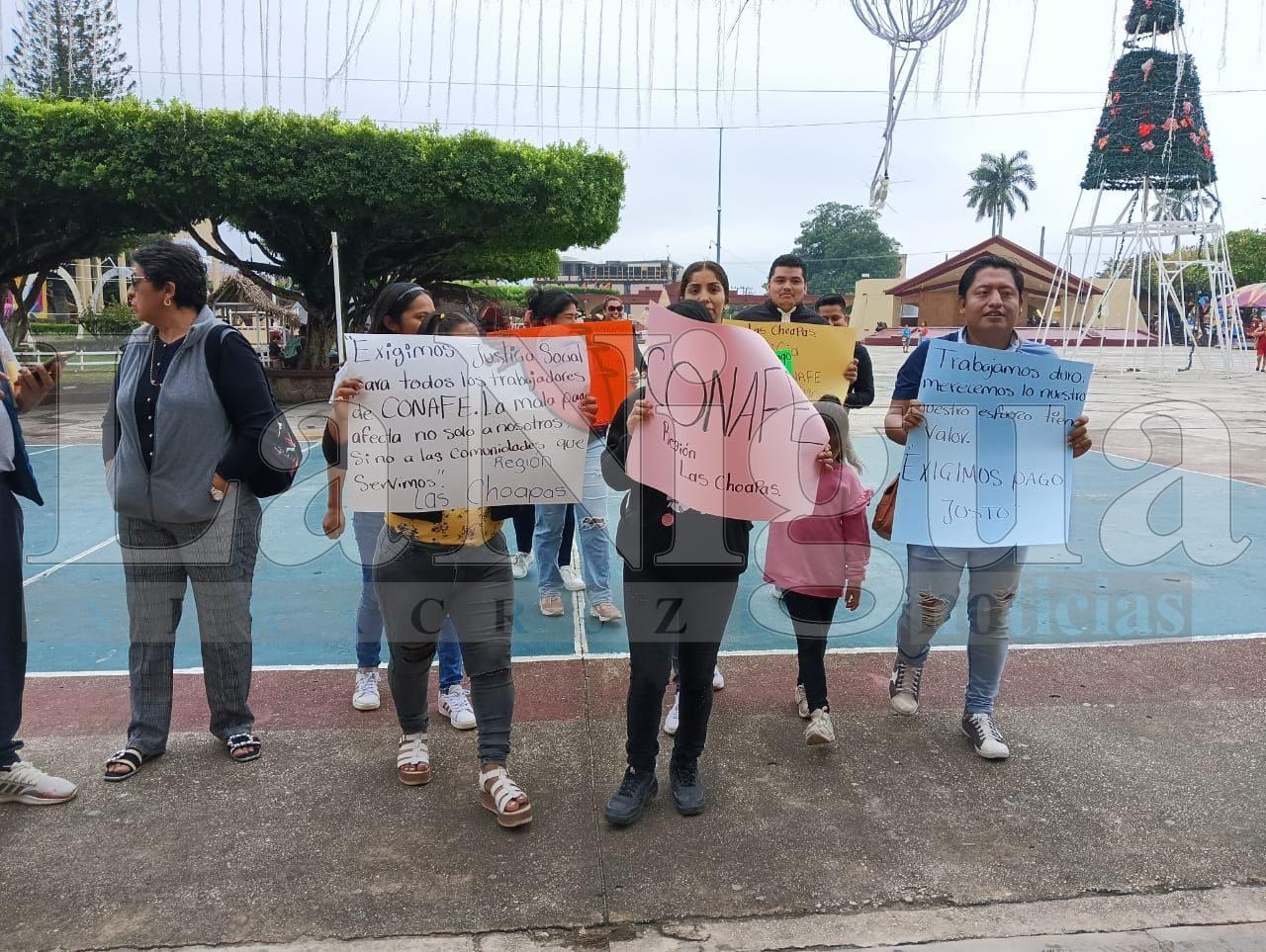 Docentes del CONAFE se manifiestan en Las Choapas por mejores condiciones laborales