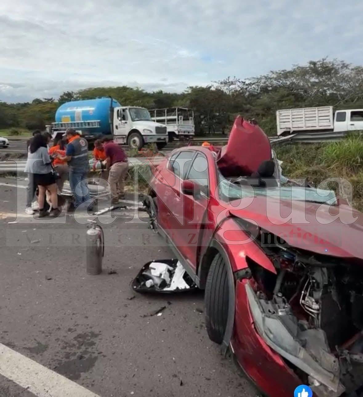 CONTENEDOR SE DESPRENDE DE TRÁILER Y PROVOCA GRAVE ACCIDENTE