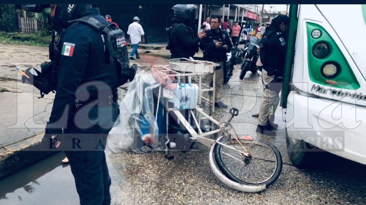 Autobús urbano embiste a triciclo de carga en la colonia Francisco Villa.