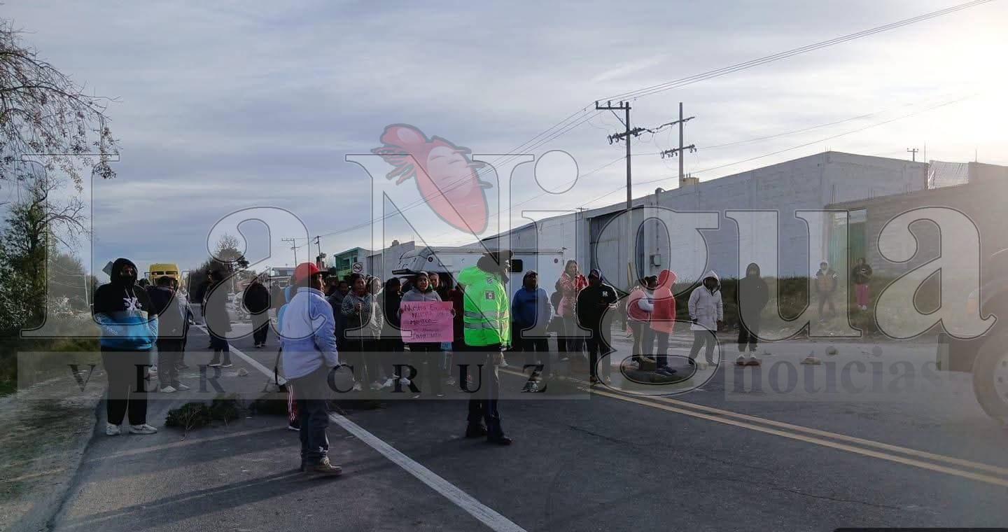 Padres de familia bloquean la carretera Xalapa–México en Perote por falta de maestros