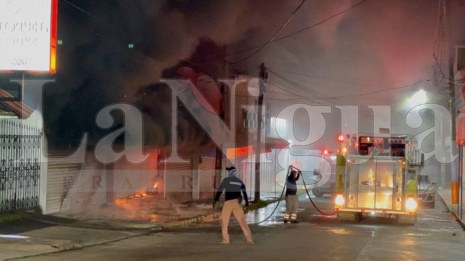 Incendian dos locales comerciales en Acayucan; presumen ataque con bombas molotov