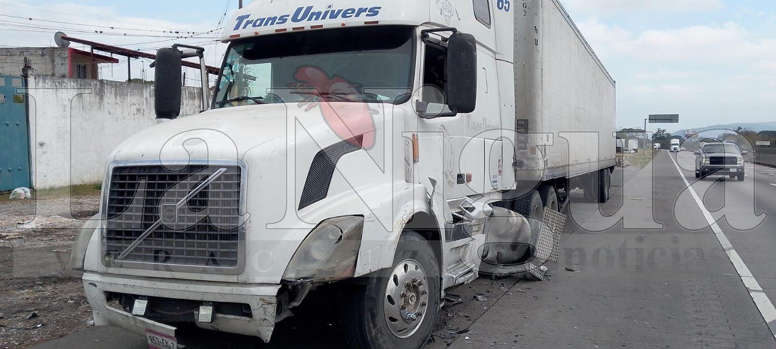 Choque entre dos tráileres y un automóvil deja daños materiales y dos personas lesionadas