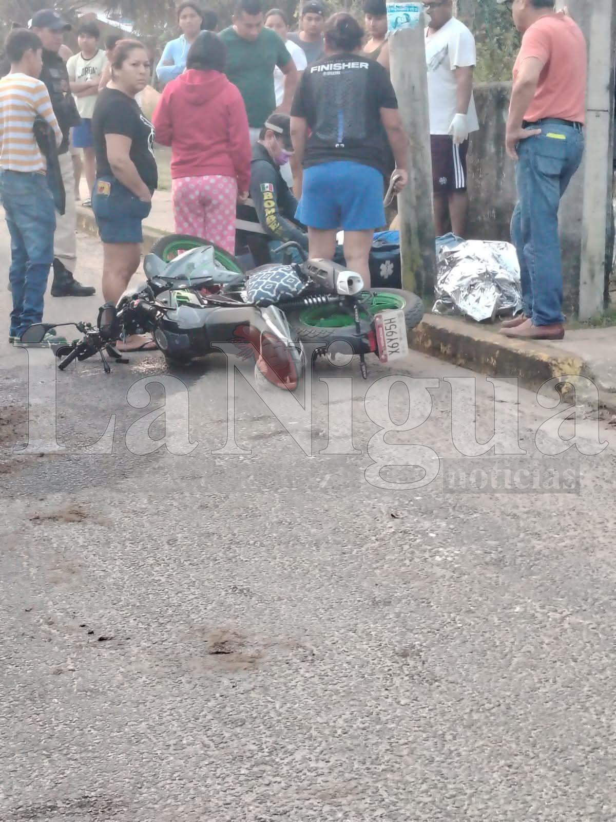 Motociclista se estrella contra postes en Las Barrillas; se reporta grave.