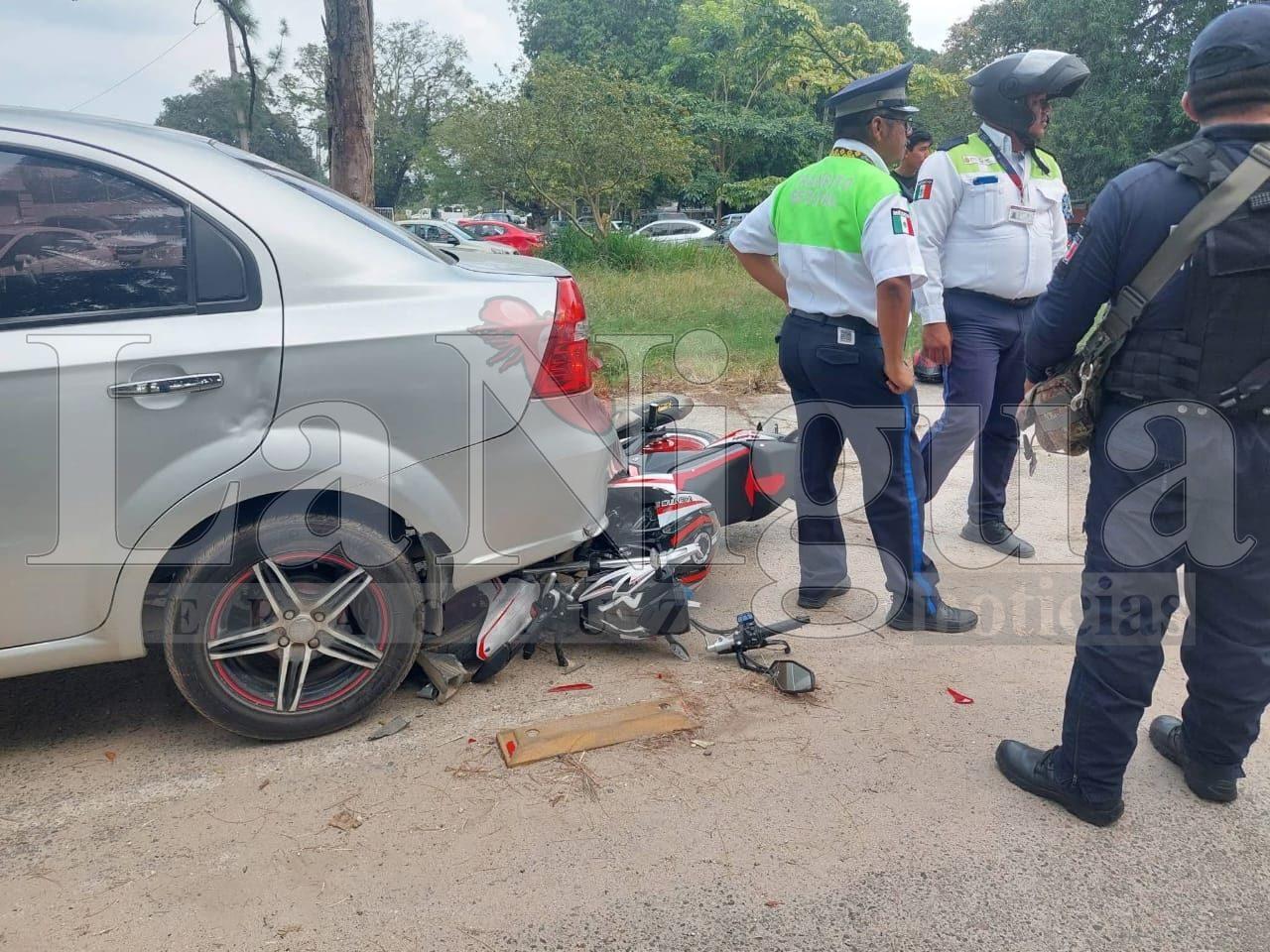 Hermanos en motocicleta sufren accidente en boulevard de Las Choapas