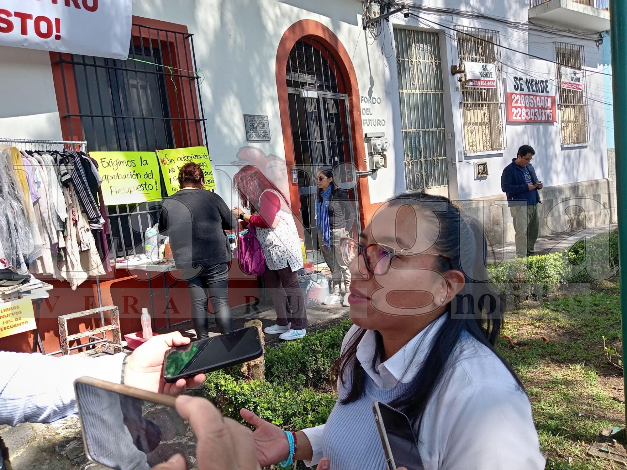 Trabajadores del Fideicomiso Fondo del Futuro protestan en Xalapa por falta de pago