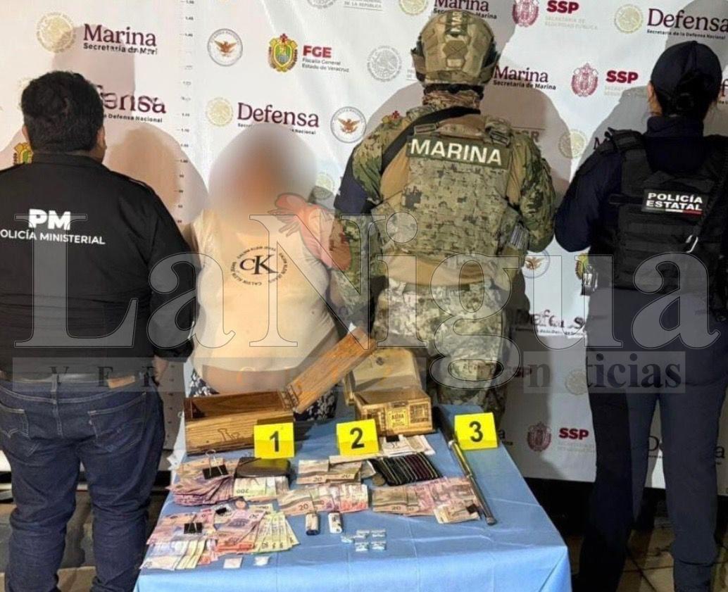 Cateo en la colonia Miguel Hidalgo de Minatitlán deja aseguramiento de presuntos narcóticos y una mujer detenida.