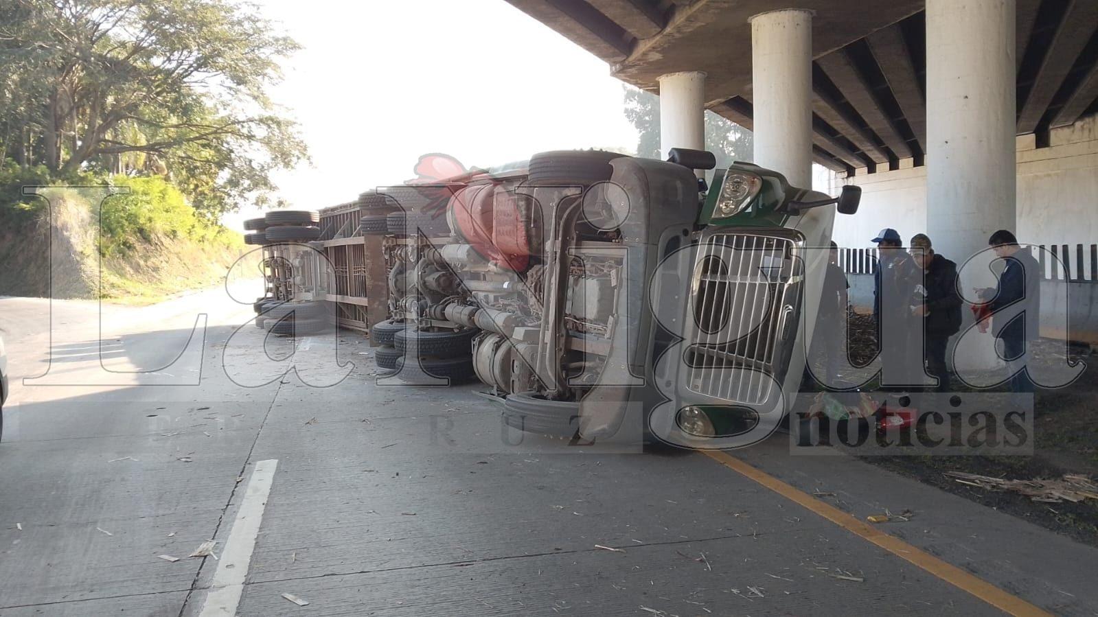 Volcadura de tráiler cargado con caña en el kilómetro 0 del carril de subida