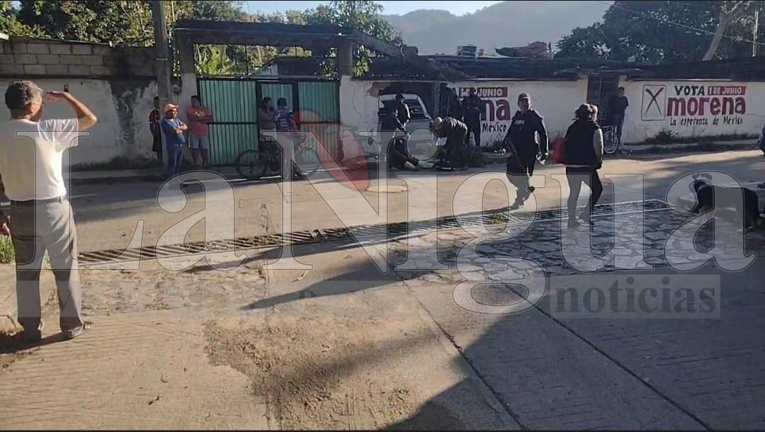 Camioneta se estrella contra vivienda en Nogales, conductor resulta lesionado
