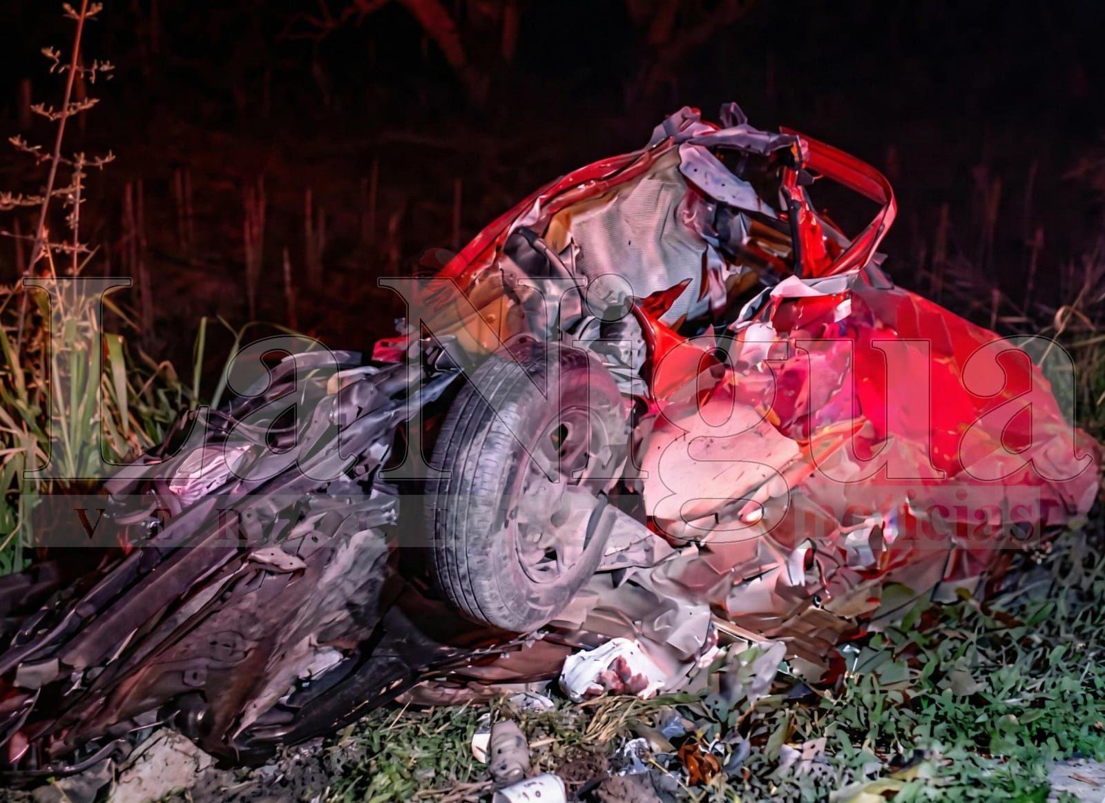 Trailero embiste a un Volkswagen Jetta y deja dos personas muertas en Álamo