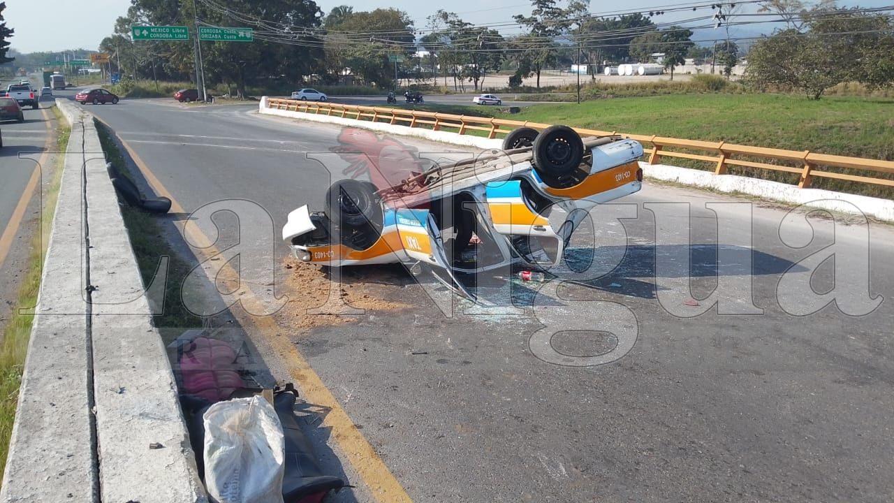 TAXISTA RESULTA PRENSADO TRAS VOLCADURA EN AMATLÁN DE LOS REYES.