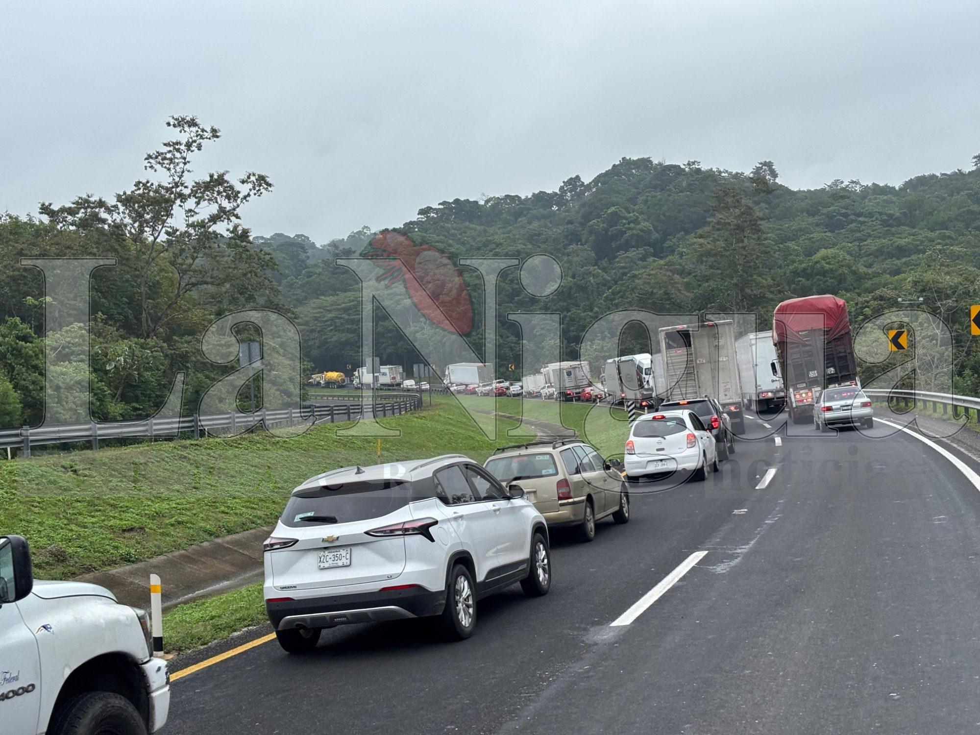 Tráiler con alimentos vuelca en la carretera Nuevo Teapa – VillaHermosa; se registra rapiña