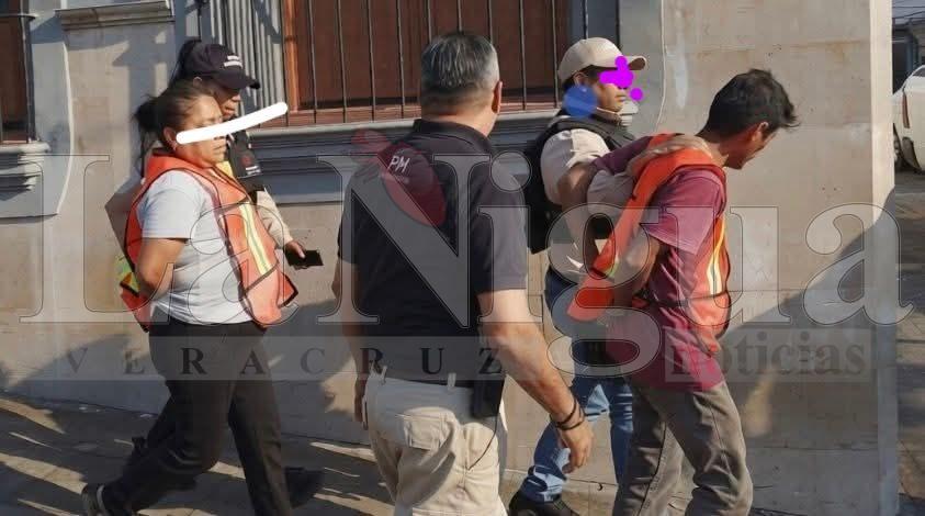 Operativo deja personas detenidas, lesionadas y daños a unidad oficial en Tlilapan.