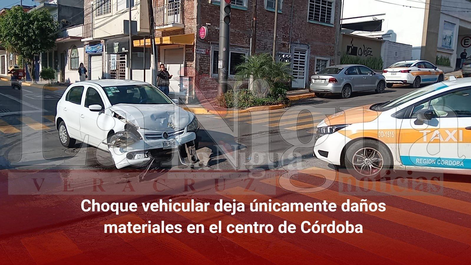 Choque vehicular deja únicamente daños materiales en el centro de Córdoba