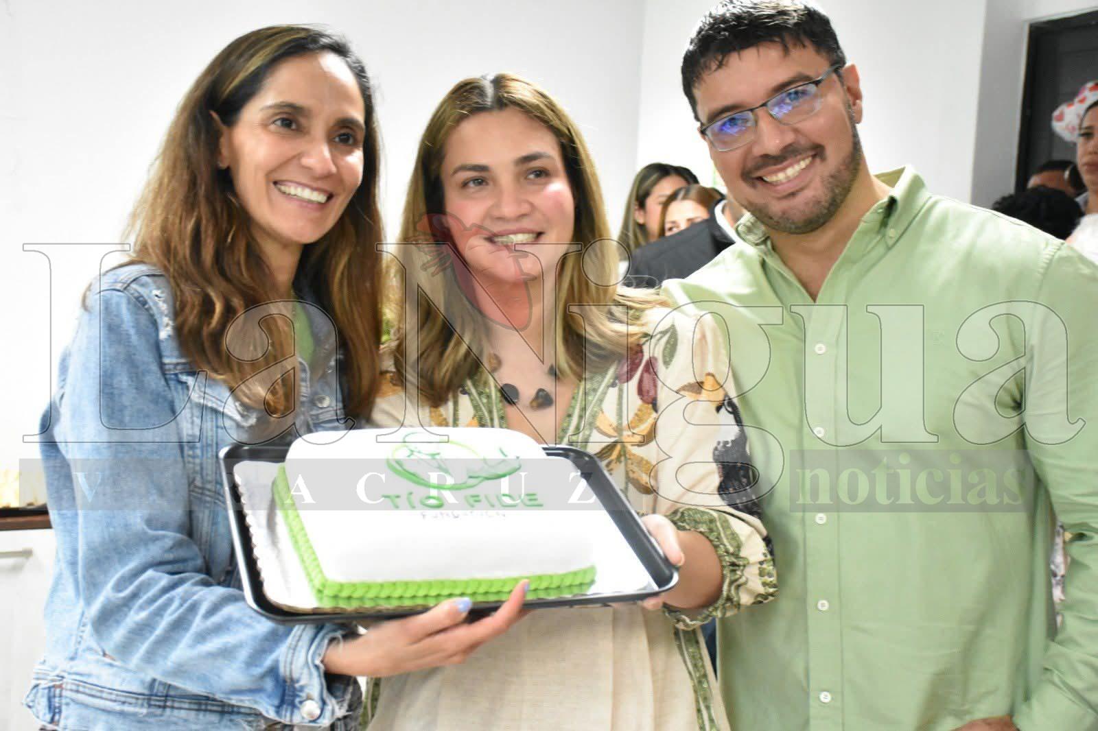 Alvarado inaugura farmacia gratuita, Fundación “Tio Fide” dona medicamentos