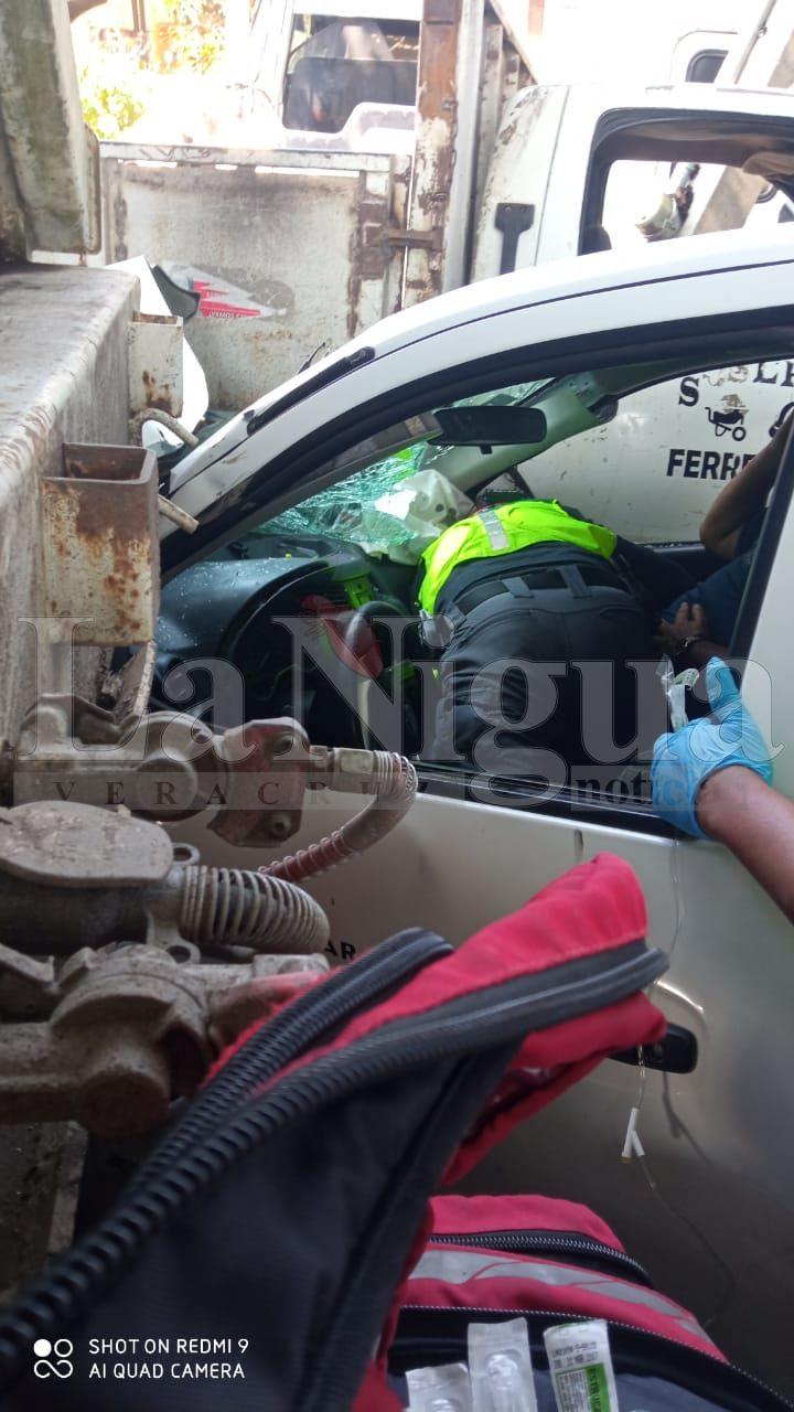 Ejecutan a un hombre a balazos en Cuitláhuac; agresores logran huir; carroza fúnebre en que lo trasladaban sufrió un accidente quedando prensado el perito