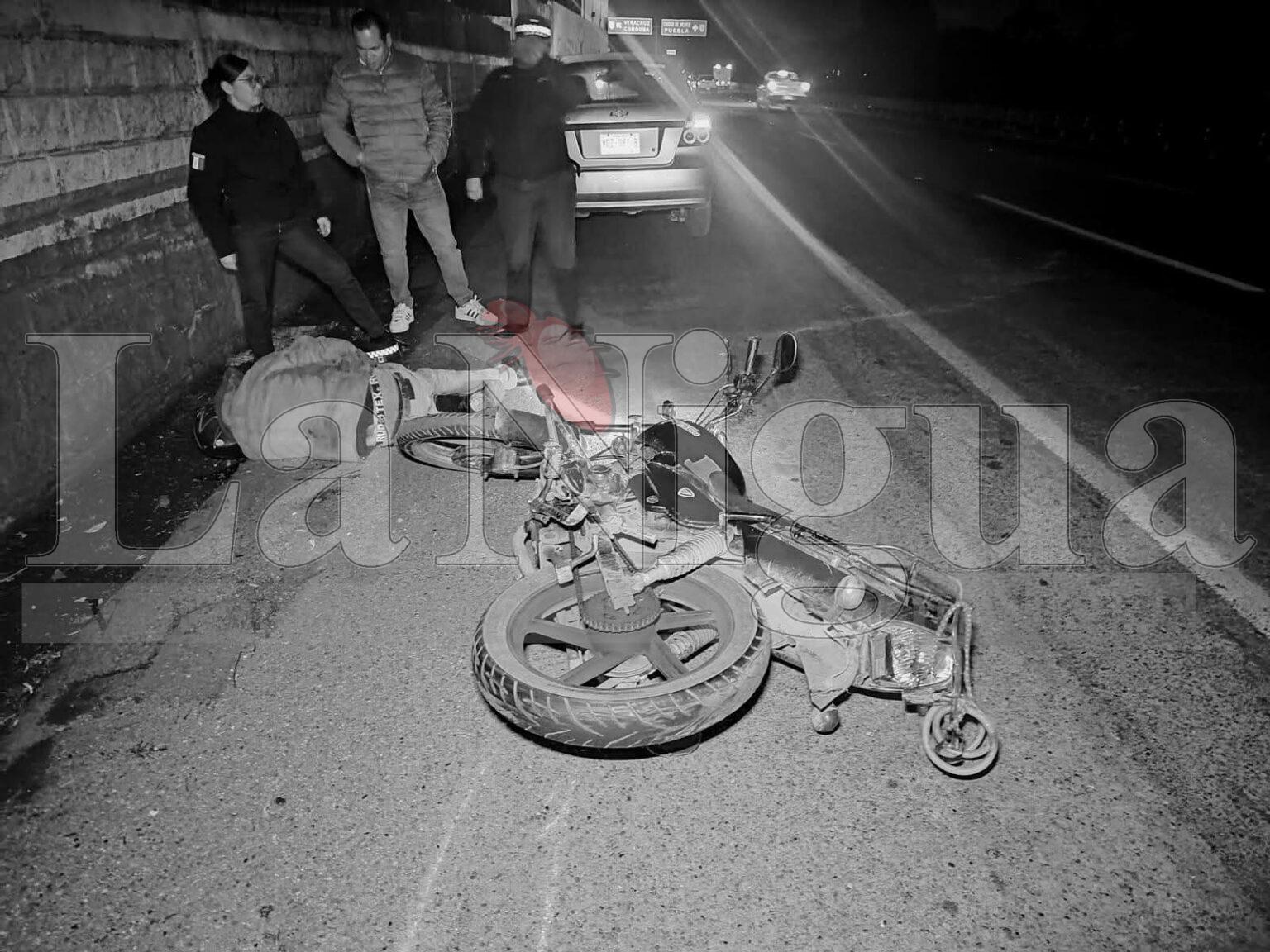 Motociclista resulta gravemente lesionado tras ser atropellado en la autopista 150D; responsable se dio a la fuga