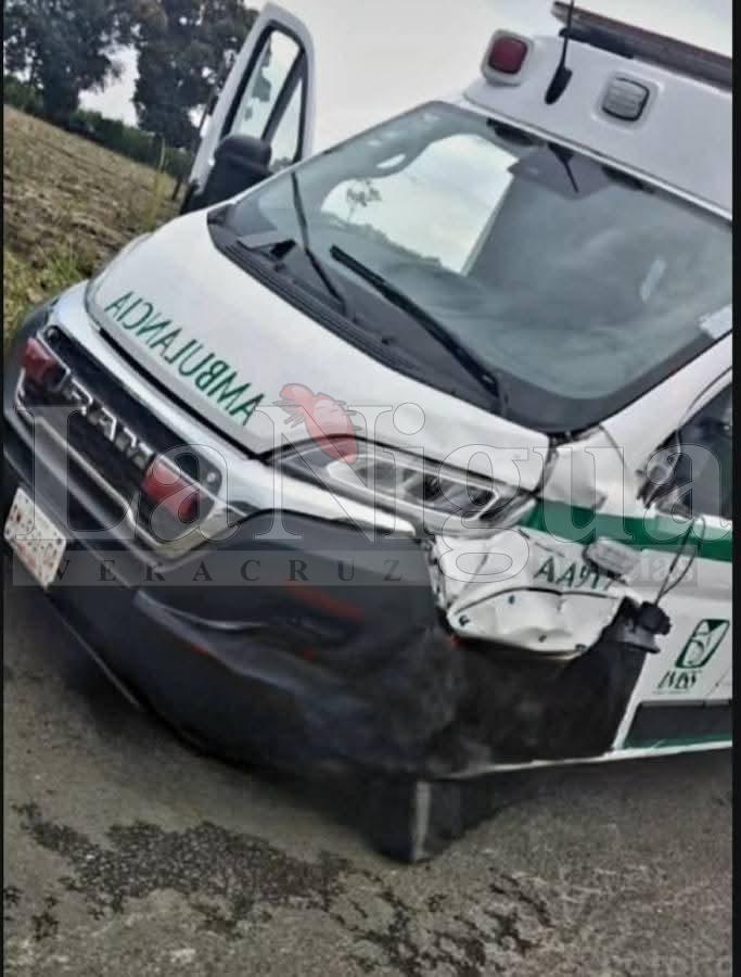 Choque entre ambulancia del IMSS y motocicleta deja un joven fallecido en la carretera Omealca–Yanga.