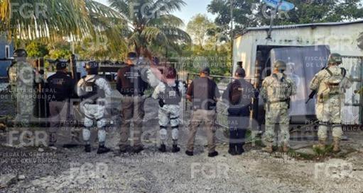 EN DOS CATEOS SIMULTÁNEOS, FGR ASEGURA MÁS DE CUATRO MIL LITROS DE HIDROCARBURO, EN VERACRUZ