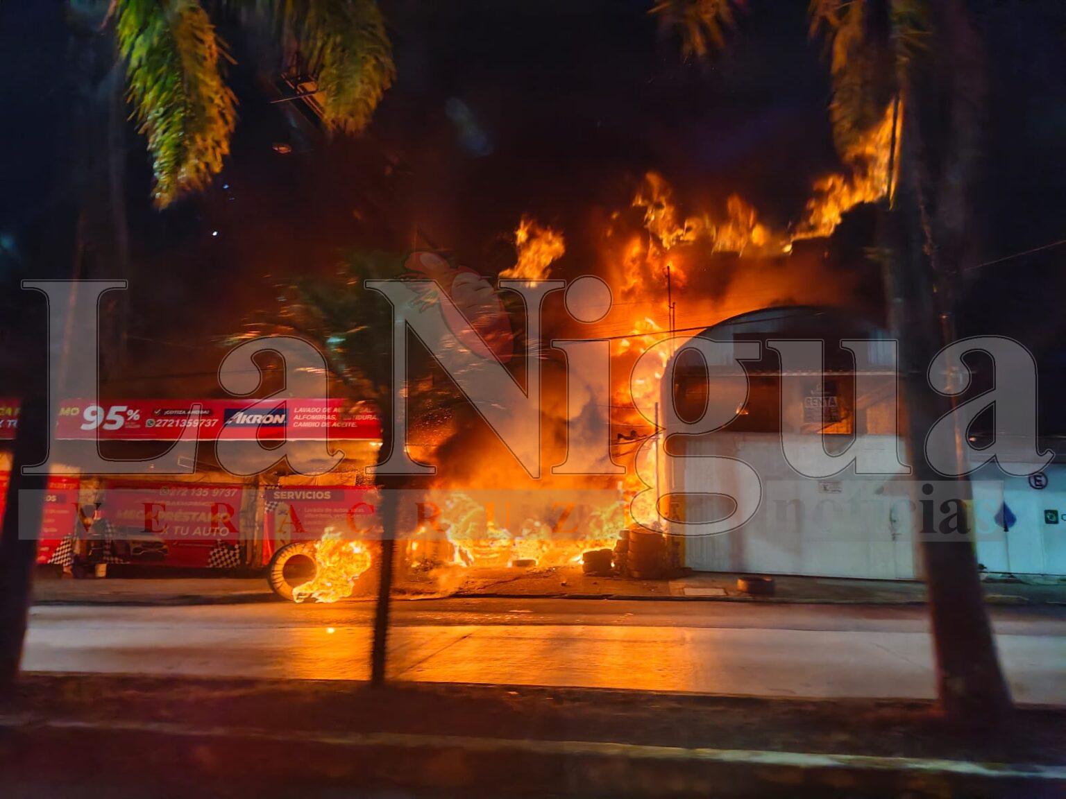 Siniestro en vulcanizadora moviliza a cuerpos de emergencia en Córdoba.