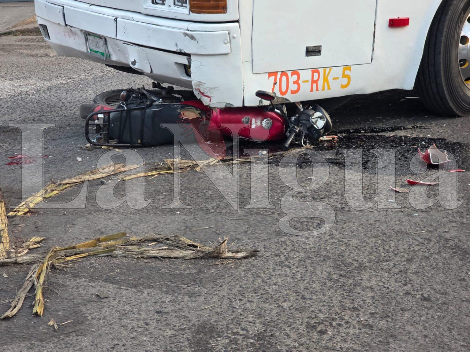 Pareja de motociclistas se estrella va bus de Turismo