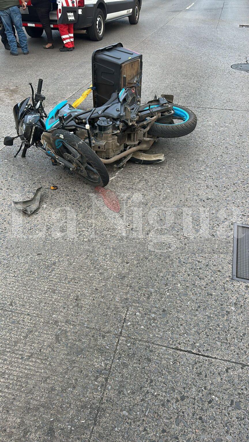Motociclista resulta lesionado tras choque con taxi en bulevar Fundadores, en Córdoba.