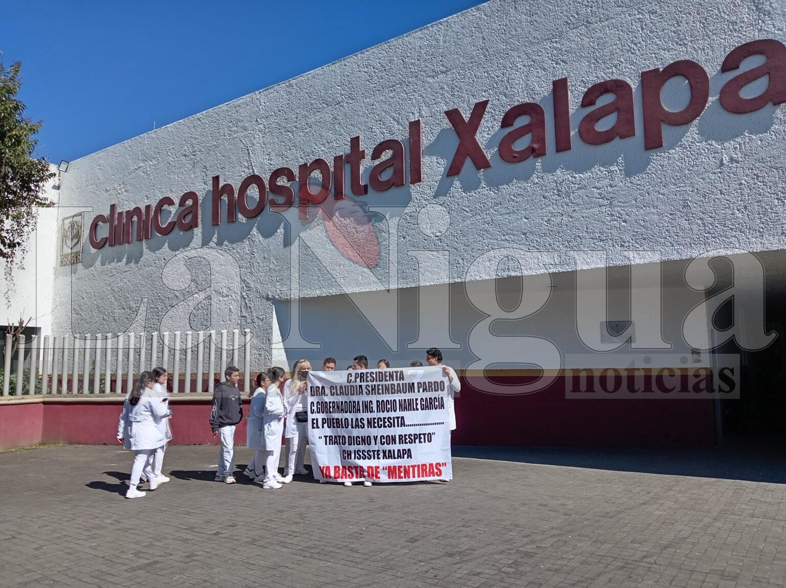 Médicos internos del ISSSTE Xalapa se manifiestan por presunto maltrato y violencia laboral