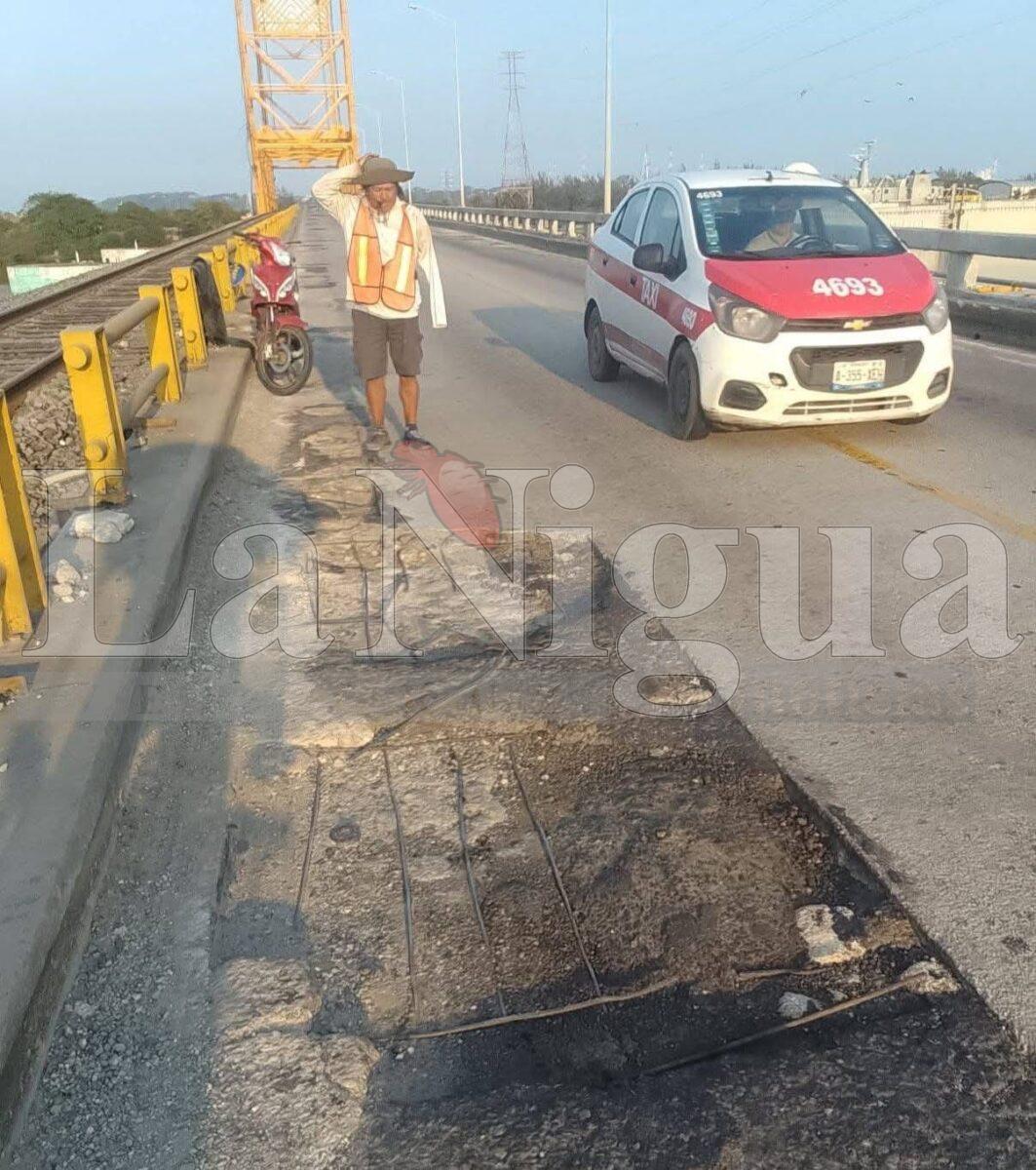Con una sola mano y sin apoyo oficial, ciudadano repara baches en la carretera a Nanchital.