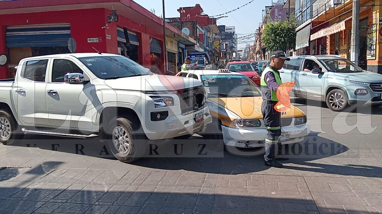 Colisión entre taxi y camioneta en la colonia Centro moviliza a autoridades viales.
