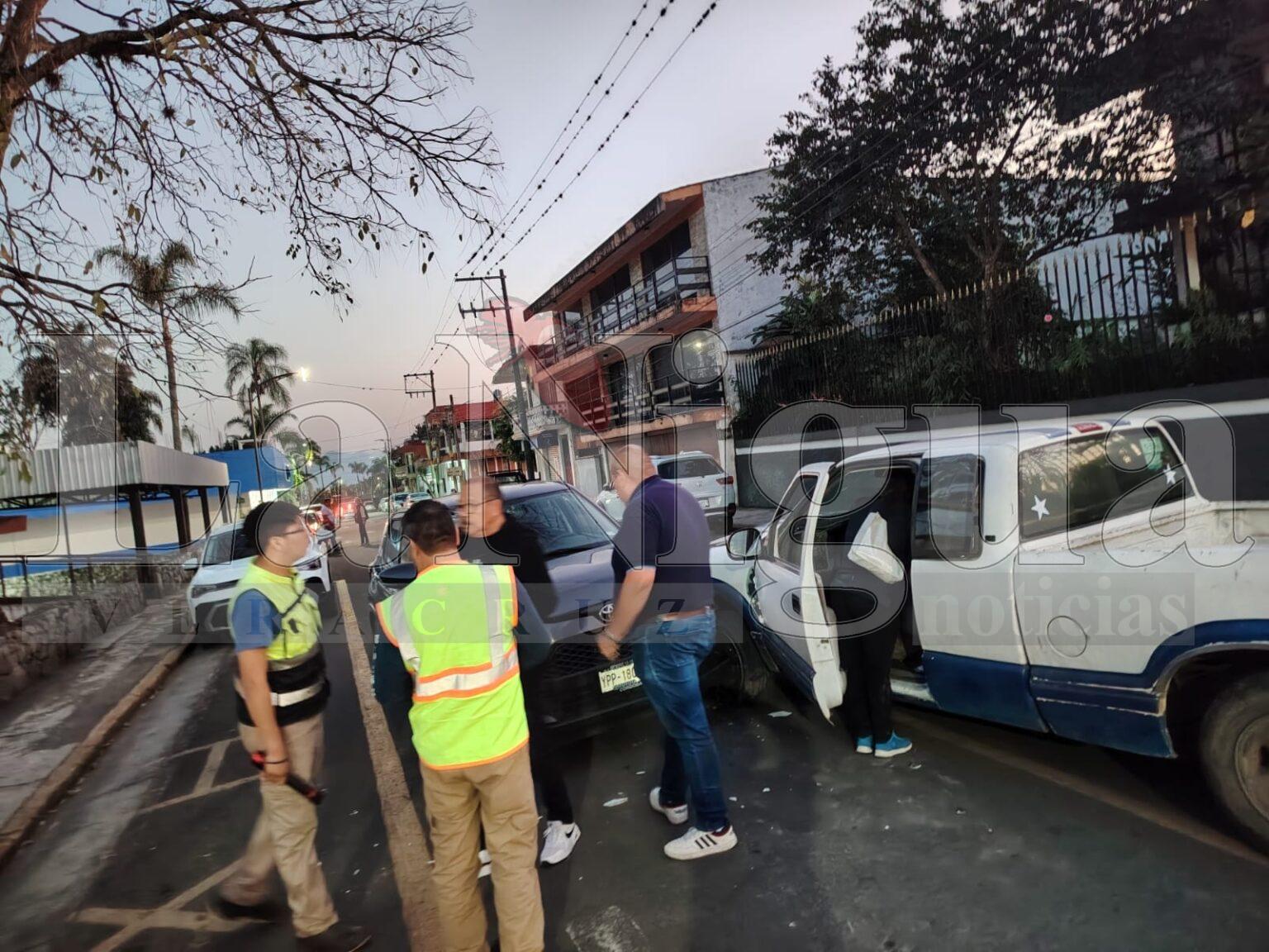 Choque entre dos camionetas deja daños materiales en Fortín