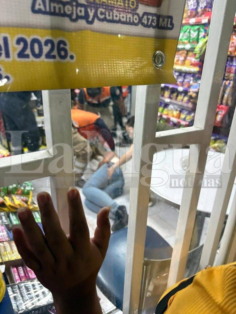 Violento asalto en Modelorama de Tierra Blanca deja empleada herida; crece preocupación por ola de robos.