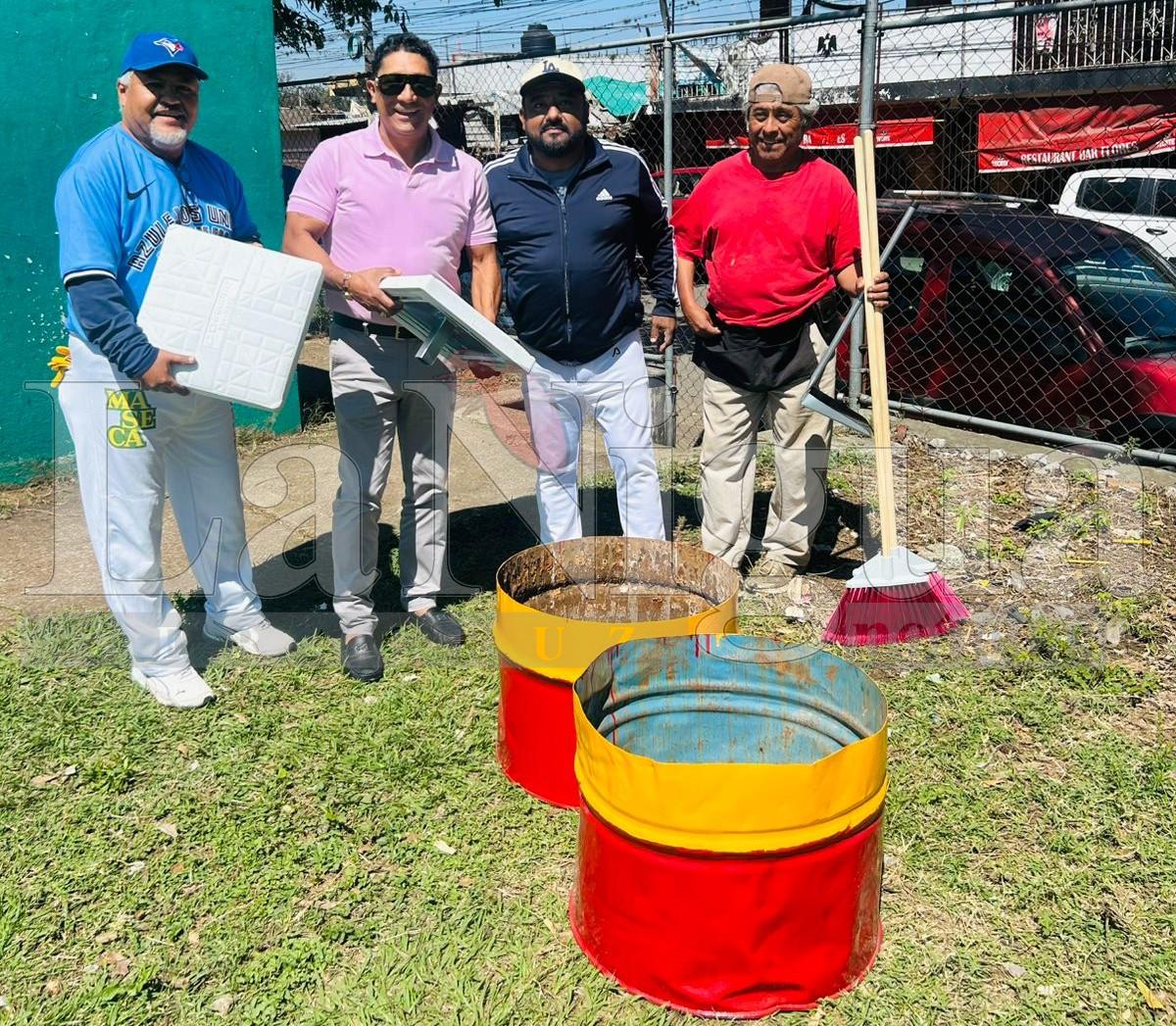 Botes de Basura, colchonetas y escobas en campos de béisbol