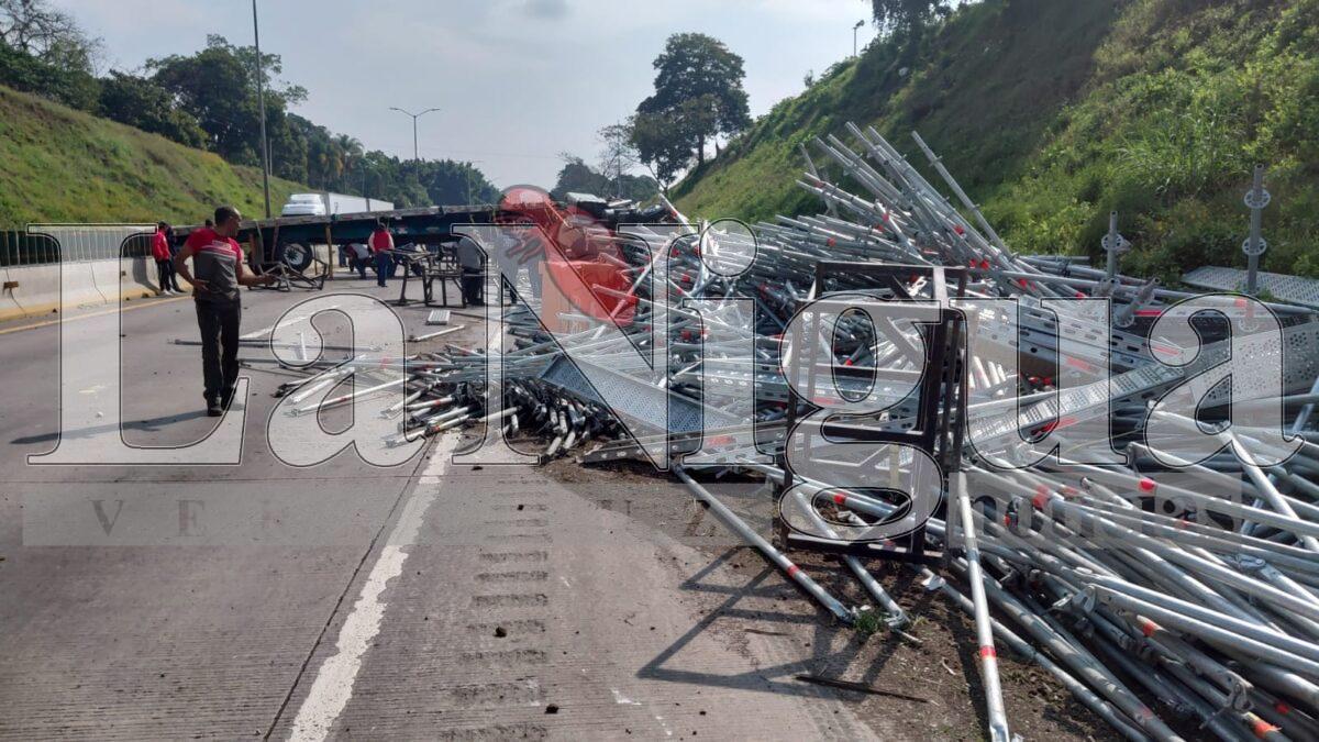 Accidente vehicular bloquea carril en la autopista Orizaba–Córdoba, a la altura del puente de Metlac