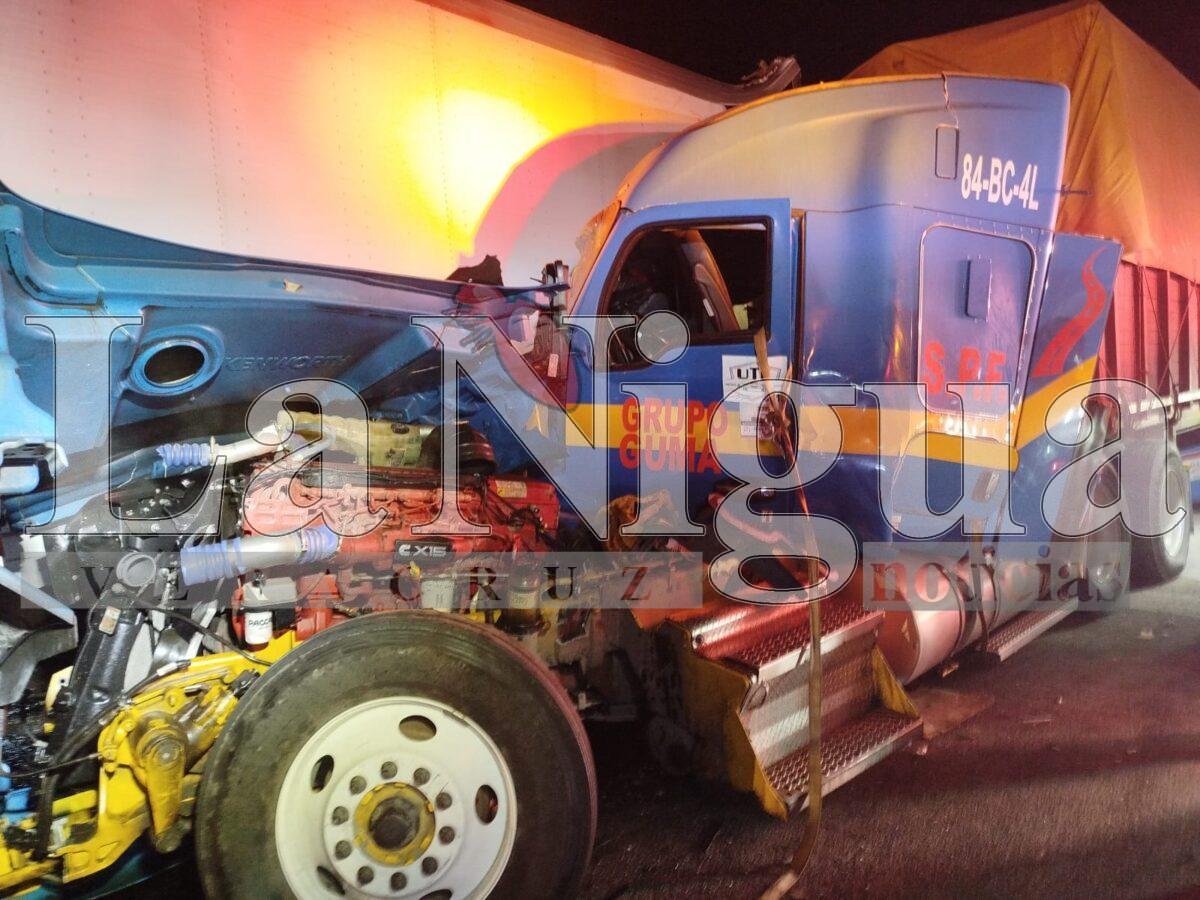 Carambola deja a cuatro tractocamiones destrozados